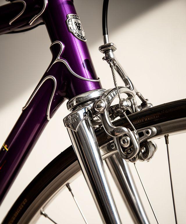 Bicicletta da corsa vintage restaurata con dettagli cromati